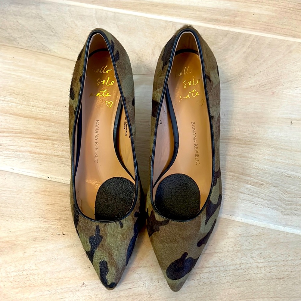 Banana Republic fur camo heels size 6, never worn